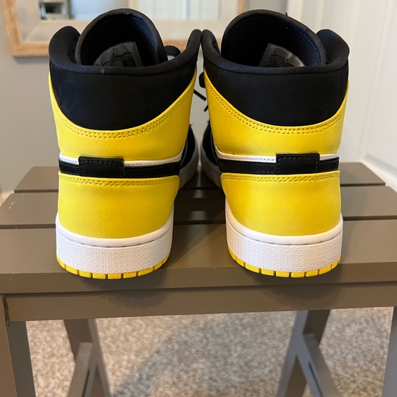 AIR JORDAN 1 MID SE 'YELLOW TOE' - Picture 7 of 10